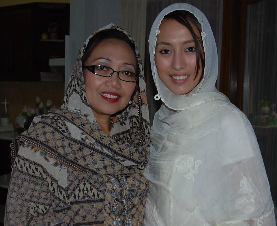 11P Indonesian Facebook Slut Milf & Whore Friends