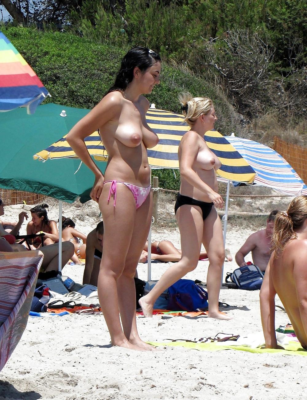 25P NUDE AT THE BEACH