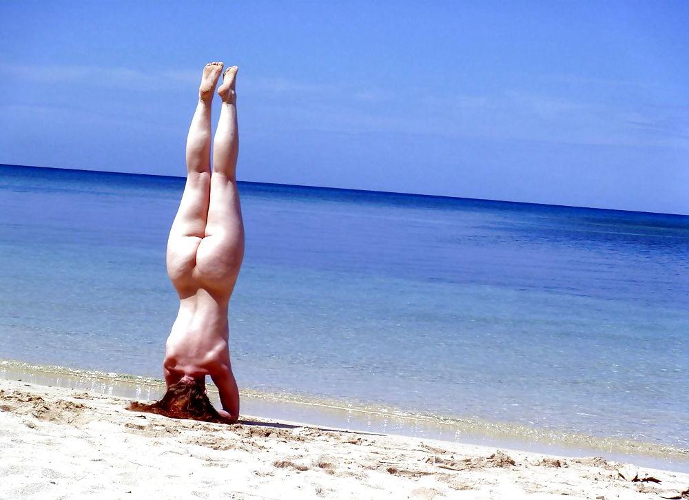 25P NUDE AT THE BEACH