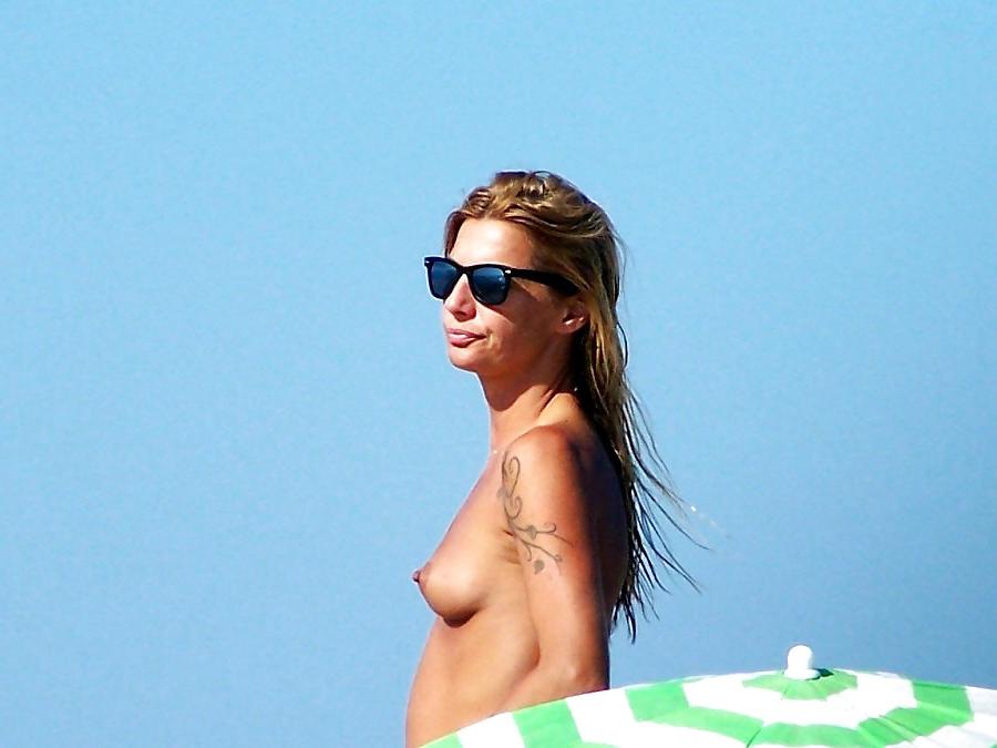 25P NUDE AT THE BEACH