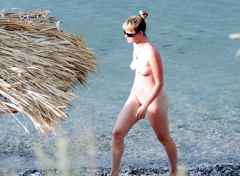 23P NUDE AT THE BEACH