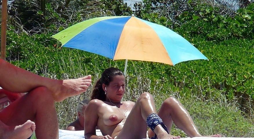23P NUDE AT THE BEACH