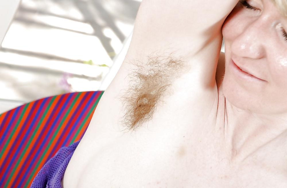 25P Hairy Armpits - Alicia