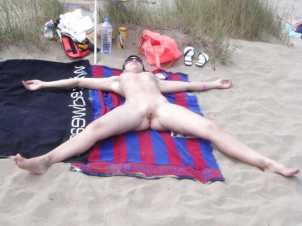 25P Nudist Beach Babes