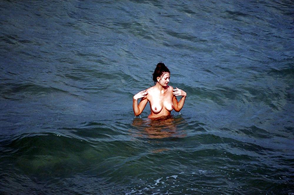 25P NUDE AT THE BEACH
