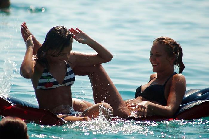 19P Beach holiday tits