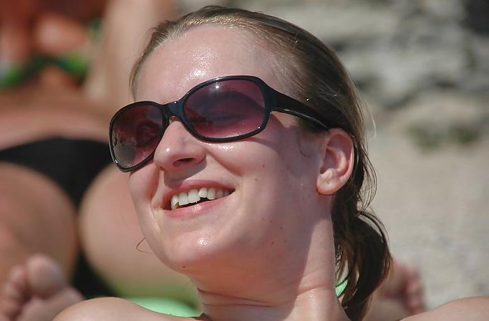 19P Beach holiday tits