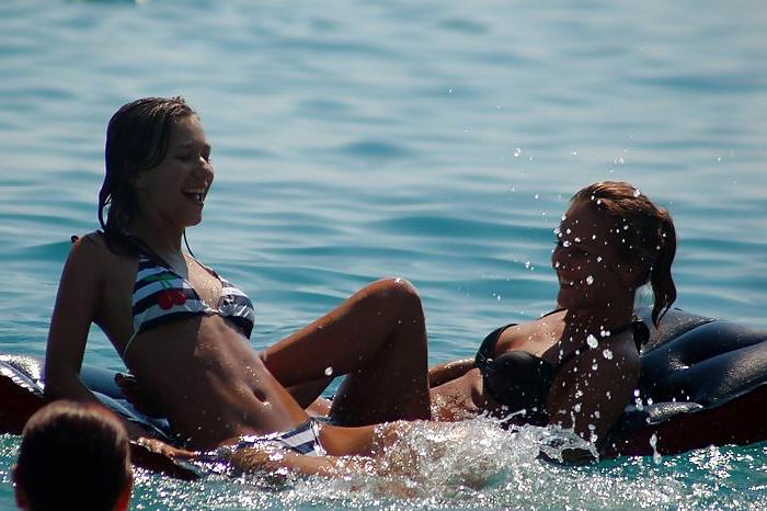 19P Beach holiday tits
