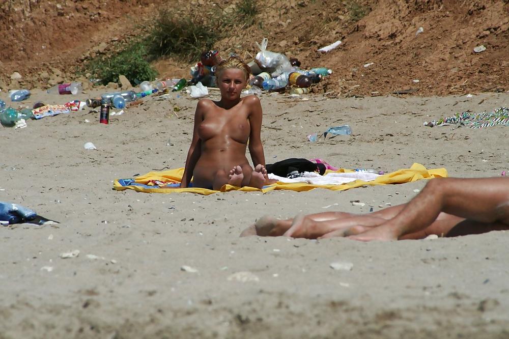 25P Girls with big boobs at the beach