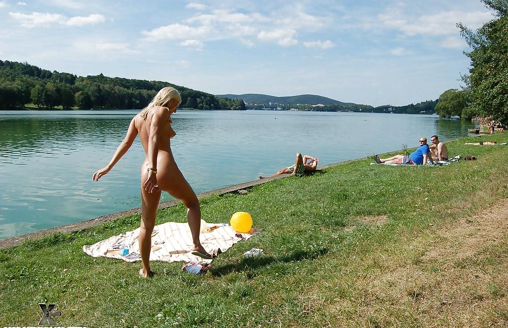 25P Girls with big boobs at the beach