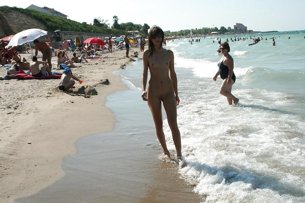 25P Girls with big boobs at the beach
