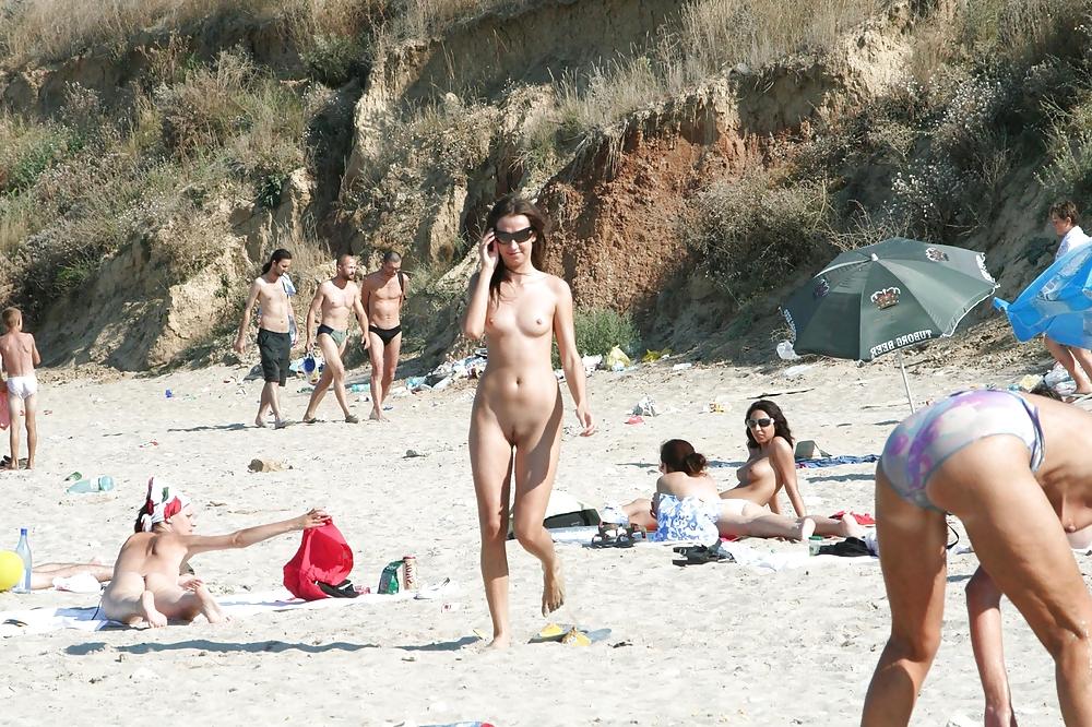 25P Girls with big boobs at the beach