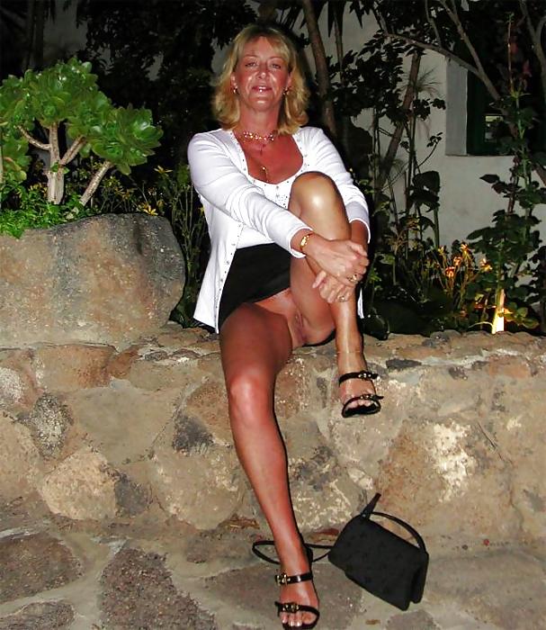 15P Upskirt No Pants 31