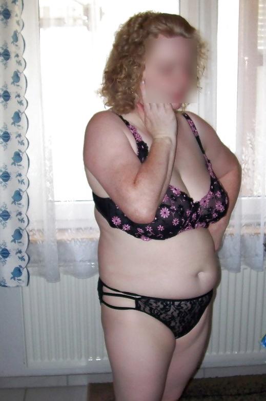5P Mature woman showing  her curves