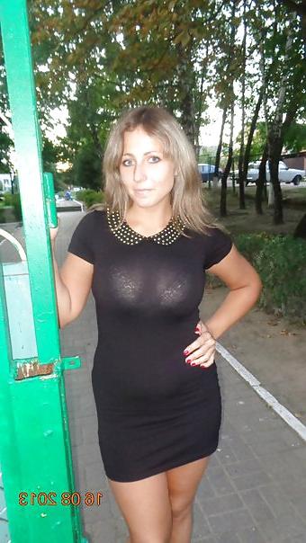 20P Busty Russian Woman 1525