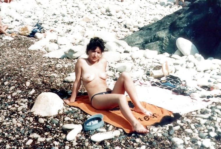 25P NUDE AT THE BEACH