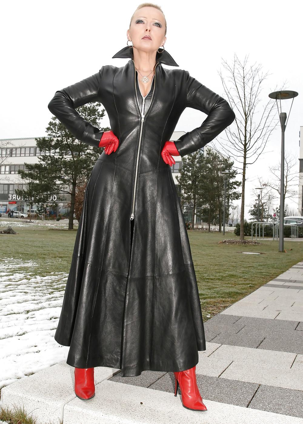 25P Long leather coat