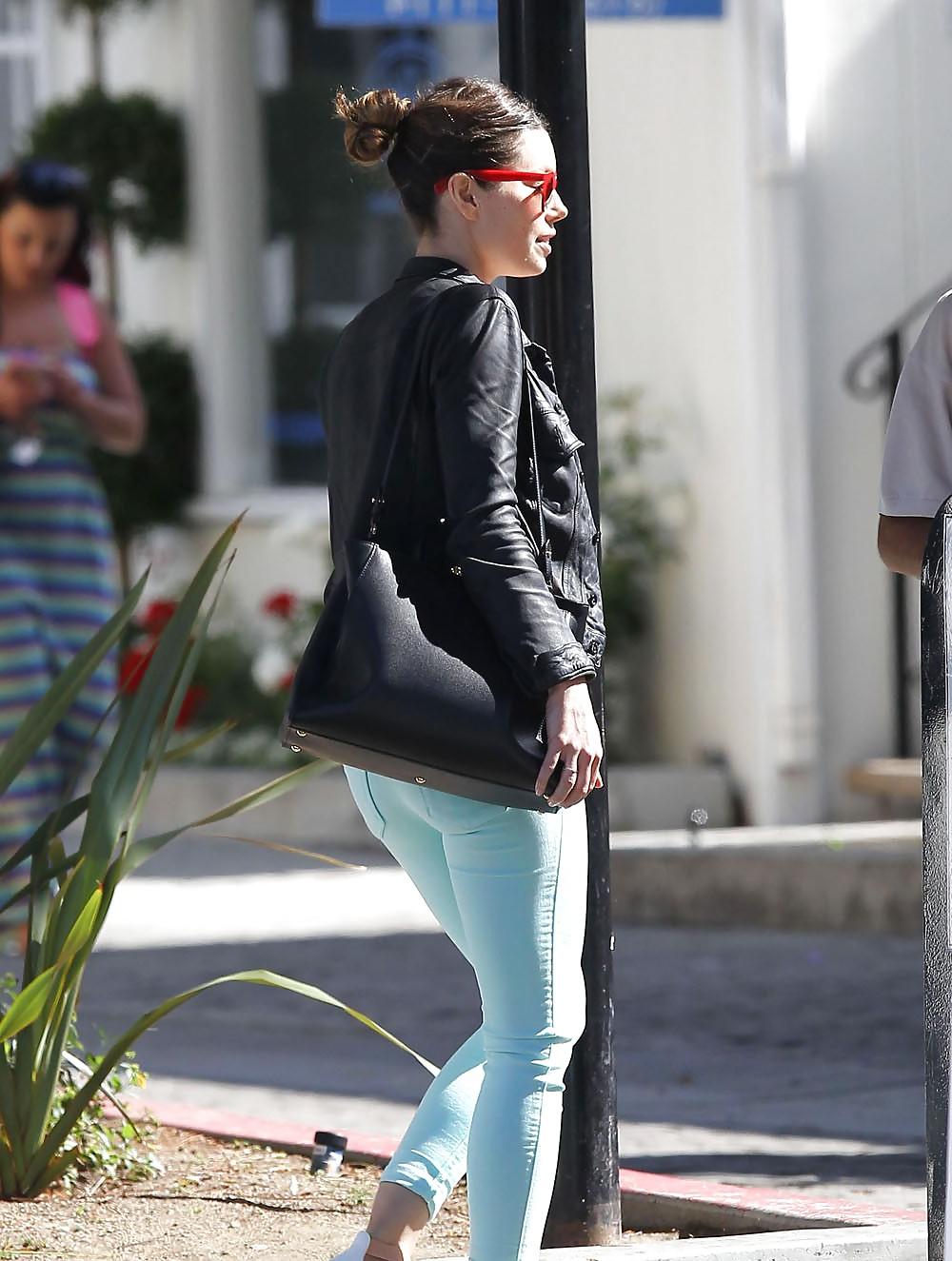 7P Jessica Biel in tight blue pants