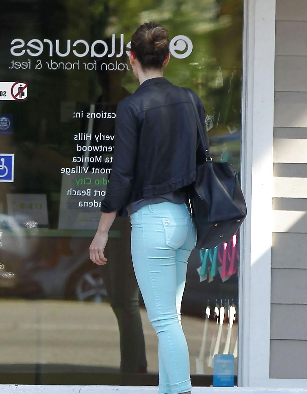 7P Jessica Biel in tight blue pants