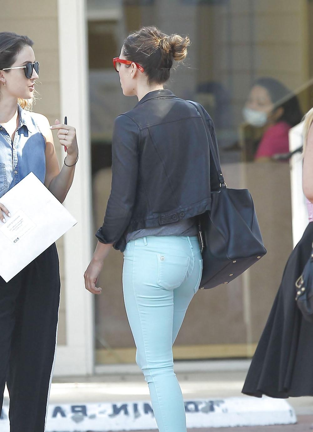 7P Jessica Biel in tight blue pants
