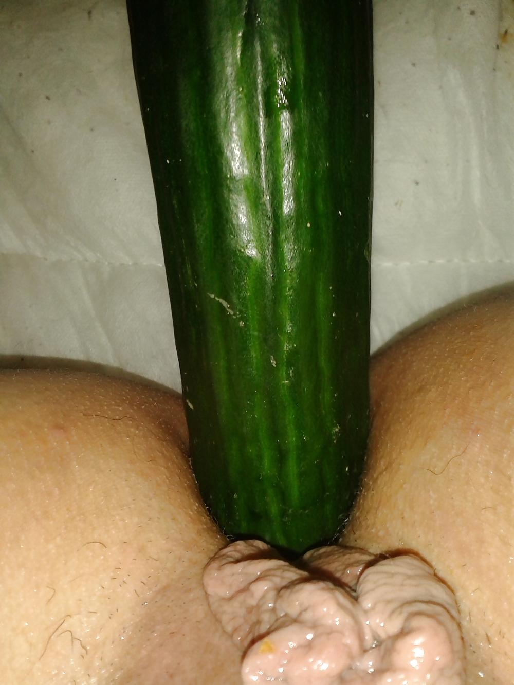 8P Scottish subslut68 playing with veg 