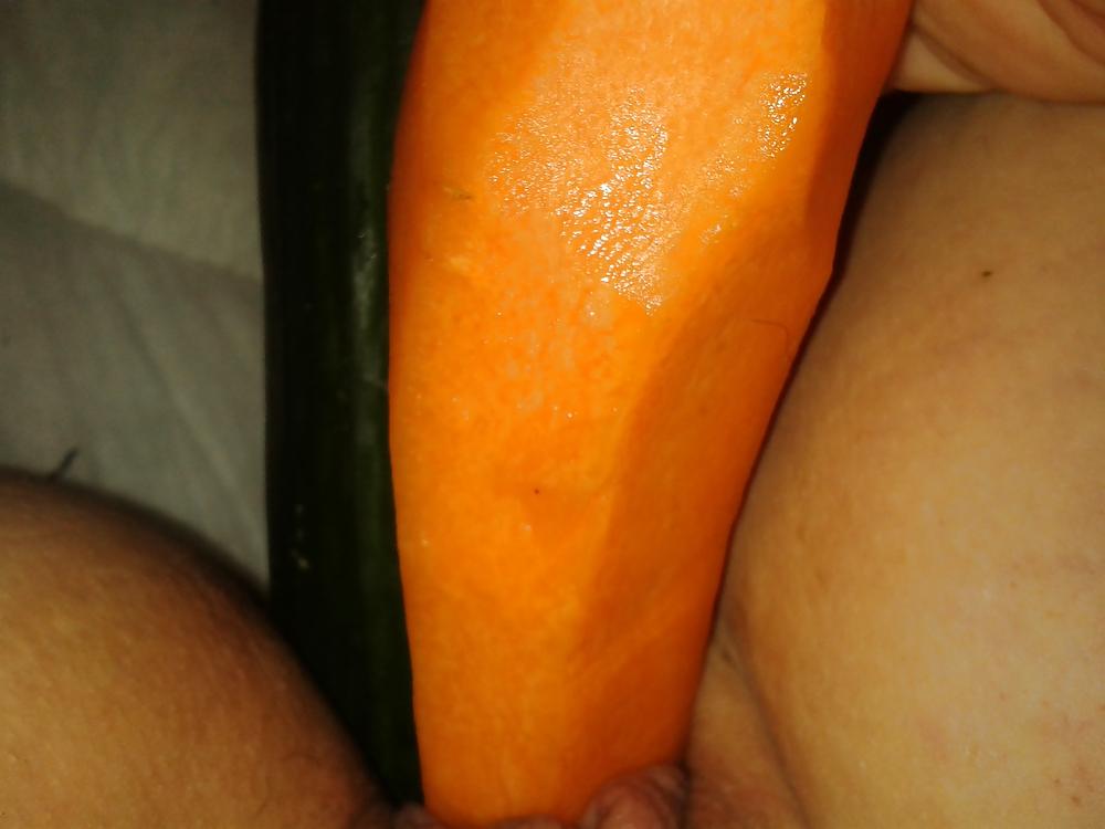 8P Scottish subslut68 playing with veg 
