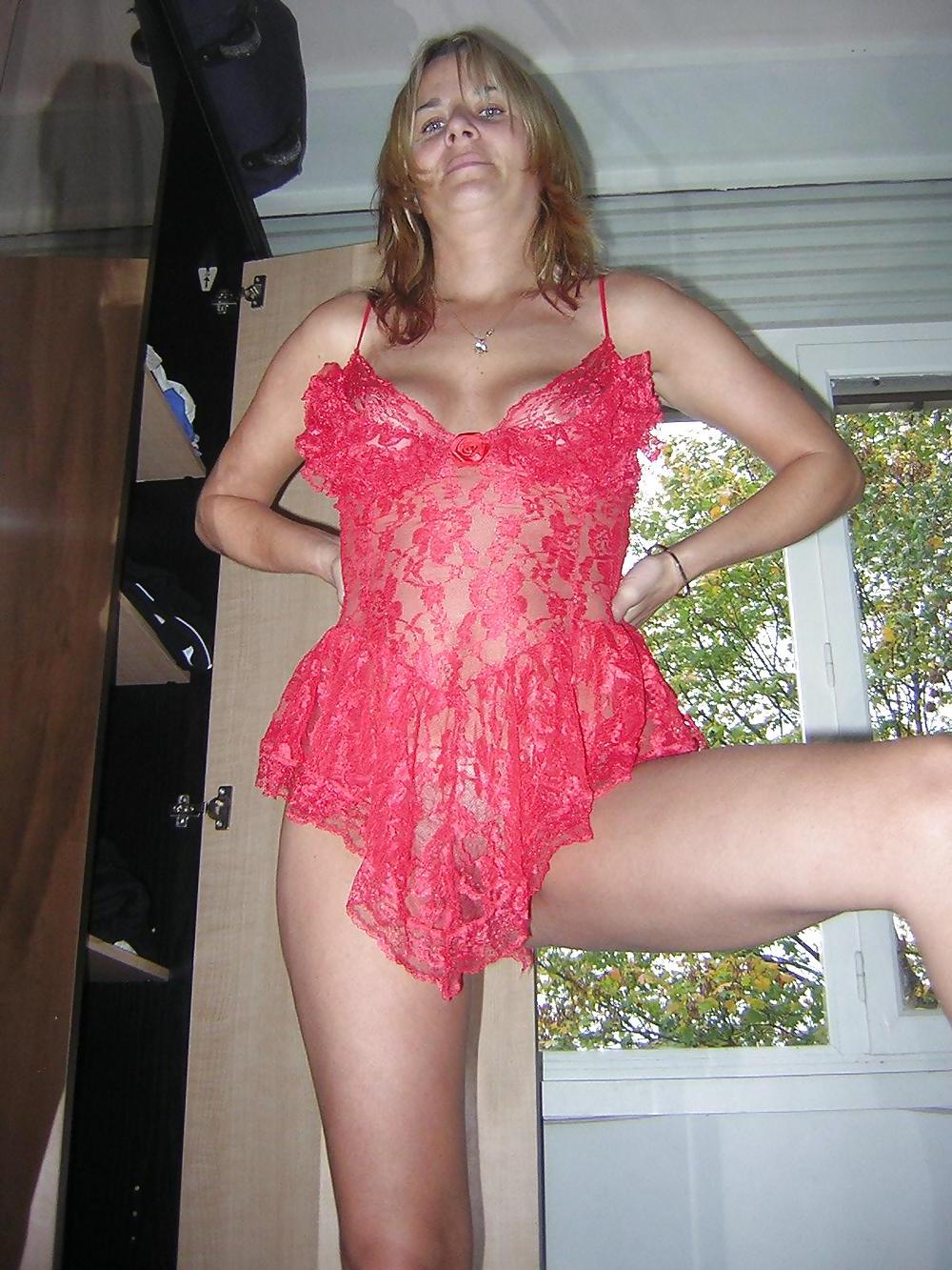 25P Blonde milf posing for the camera