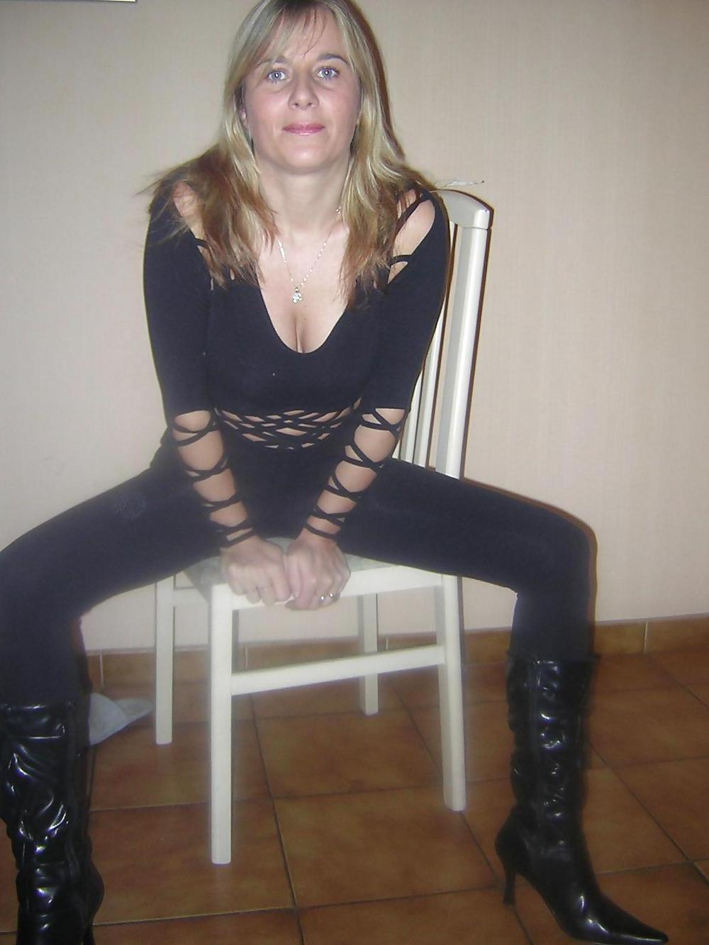 25P Blonde milf posing for the camera