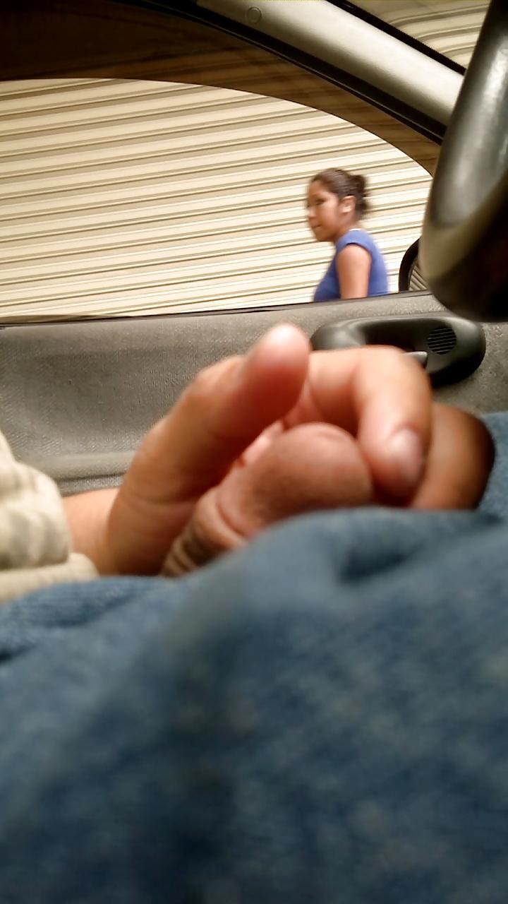 21P Flashing, exhibicionismo, mostrando el pene en la calle 10