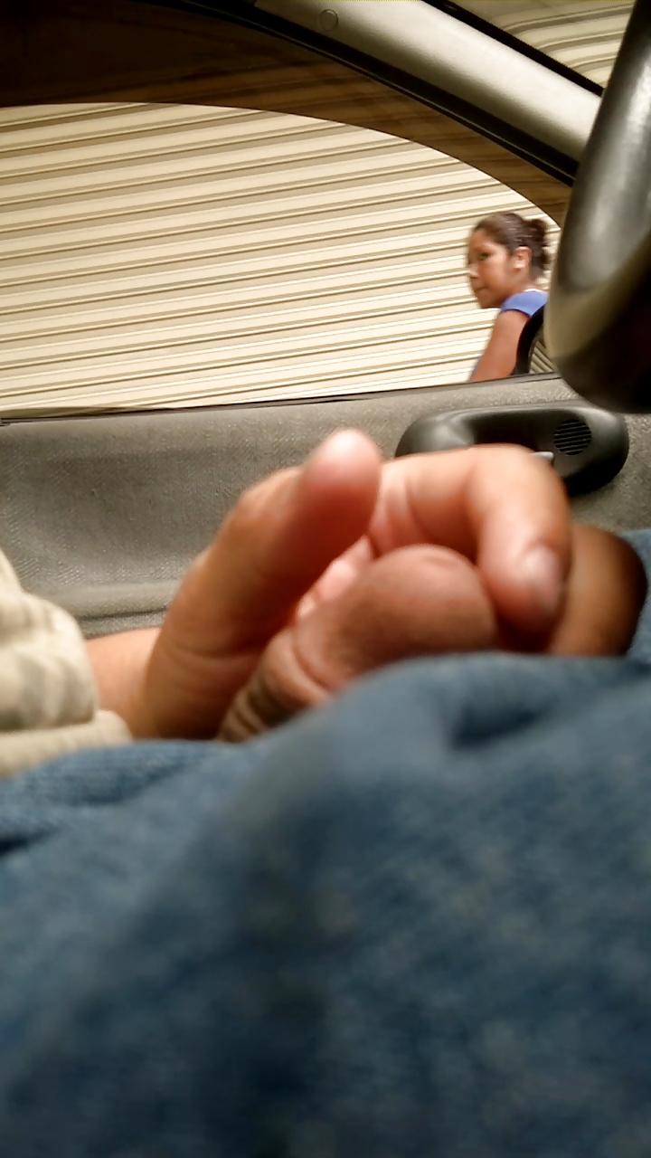 21P Flashing, exhibicionismo, mostrando el pene en la calle 10