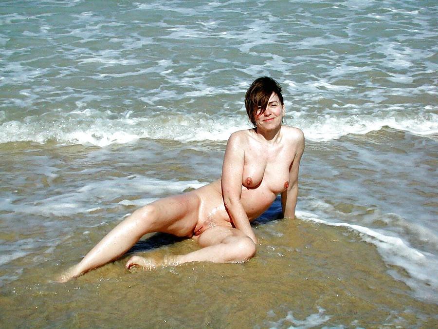 25P TEENS & MILFS NAKED ON THE BEACH 2