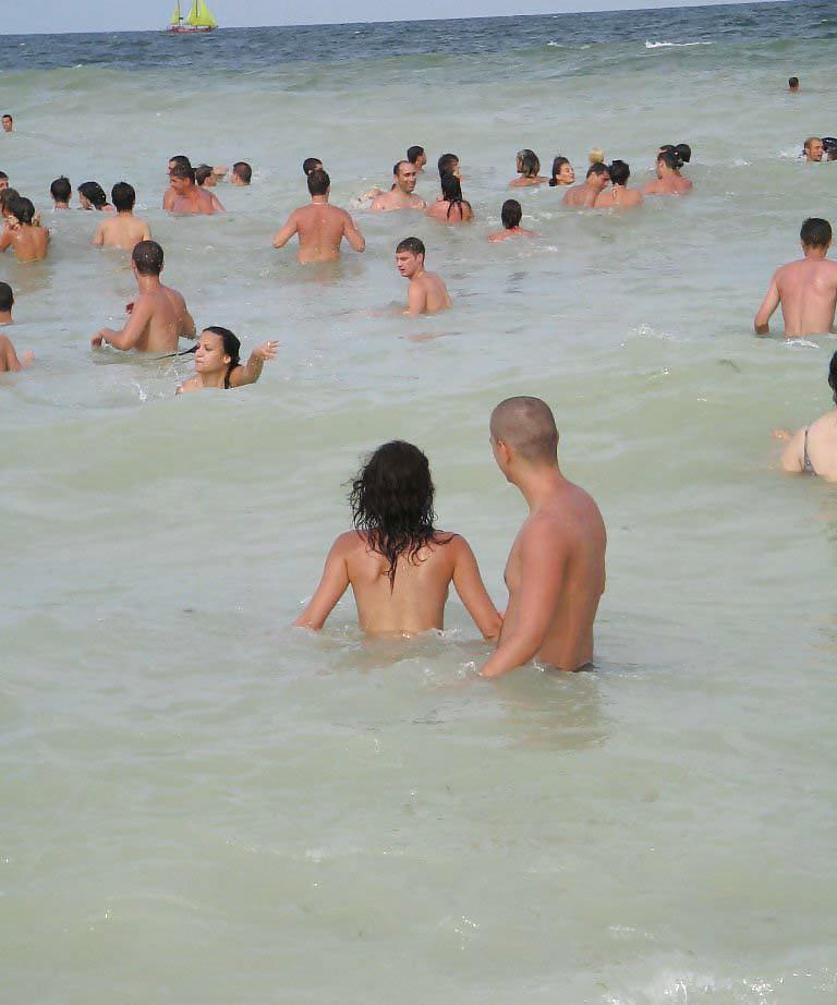 25P Cute Beach Girls