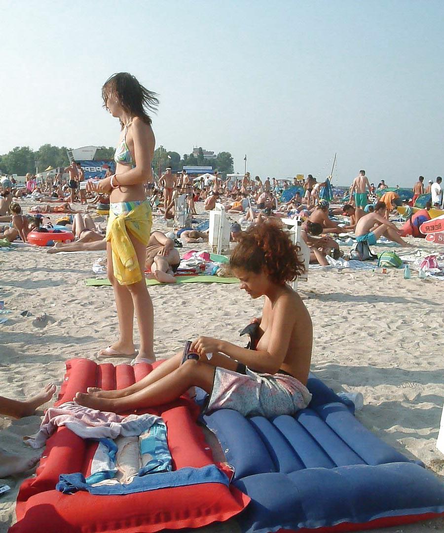 25P Cute Beach Girls