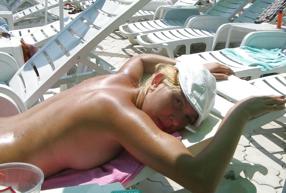 25P Cute Beach Girls