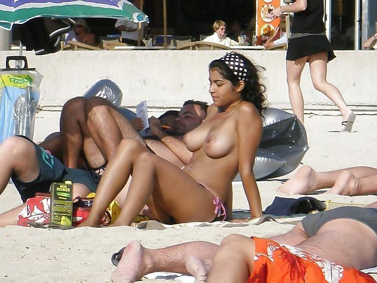 25P Topless Beach Babes 04