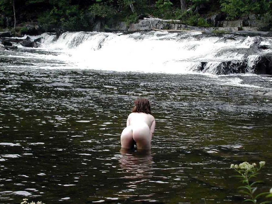 25P NUDE AT THE BEACH