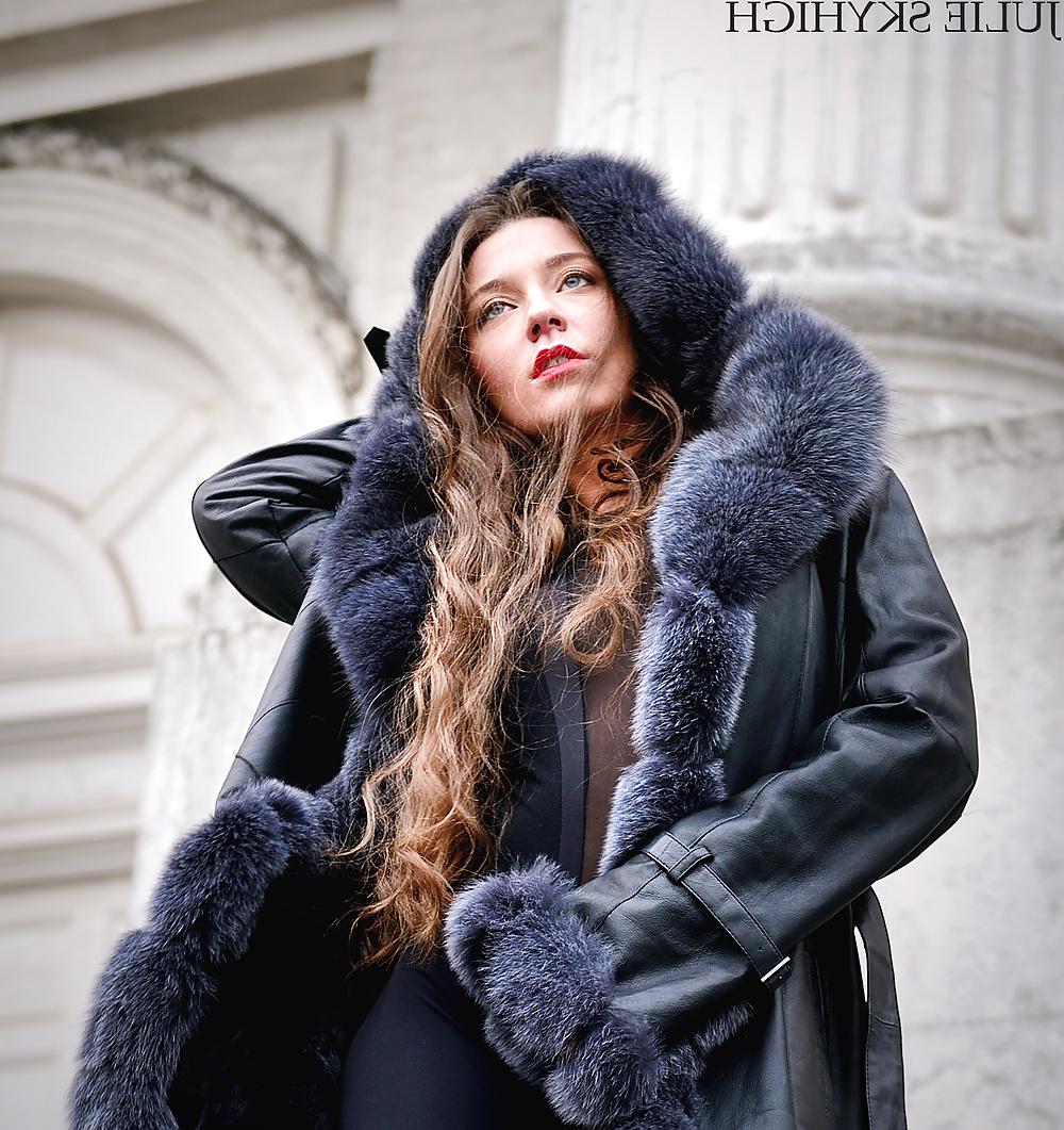 7P Furfetish shooting in long leather furcoat & pantyhosed legs