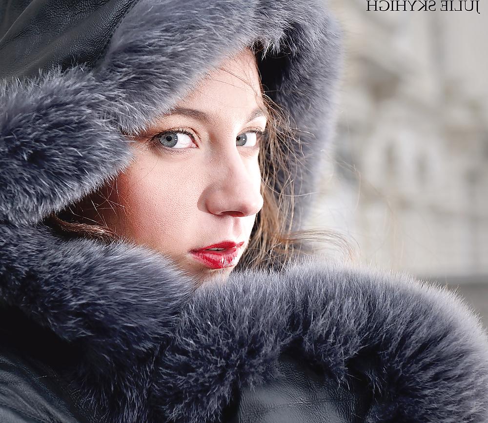 7P Furfetish shooting in long leather furcoat & pantyhosed legs
