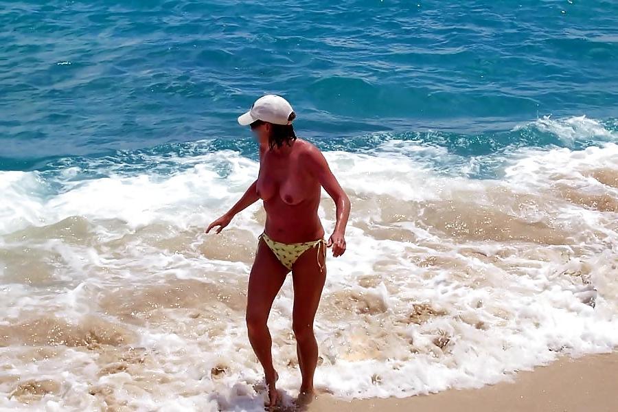 25P NUDE AT THE BEACH