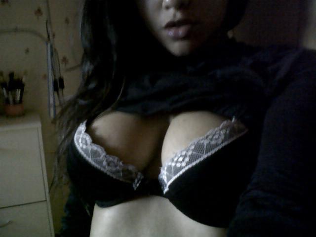 25P Hot Latino Girl