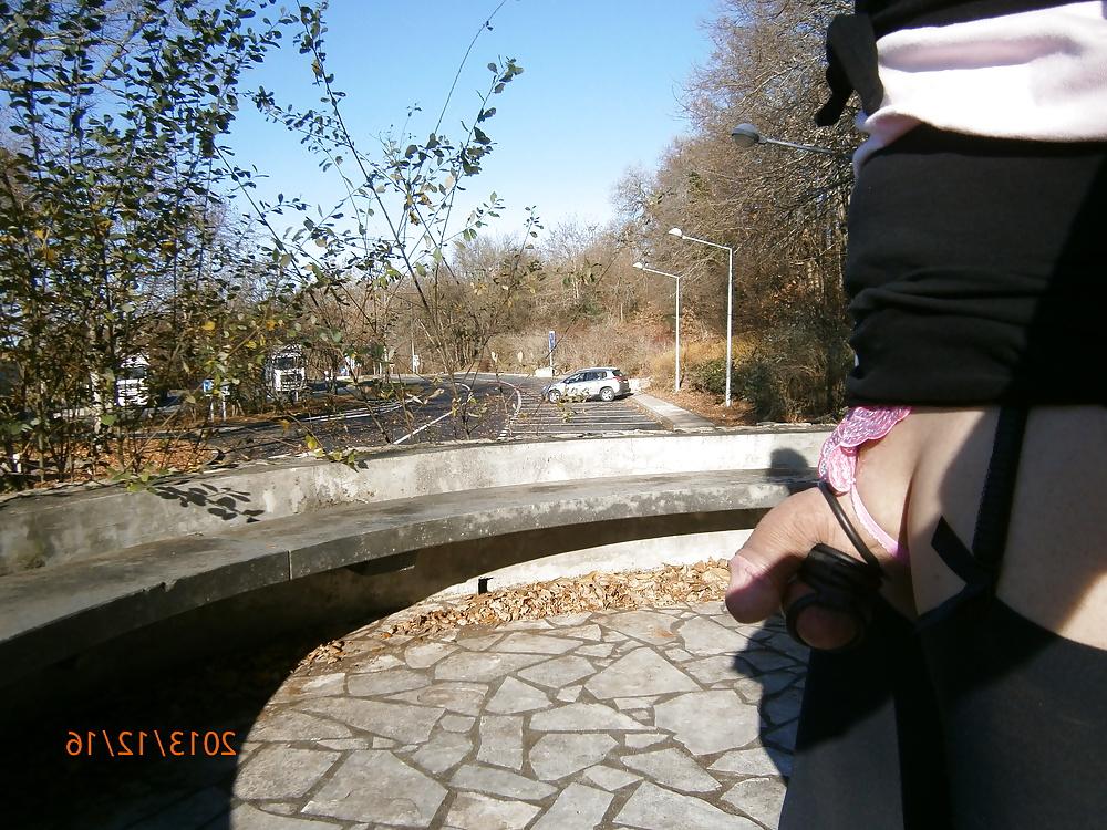 11P Outdoor exhib sexe public masturbation cock flash