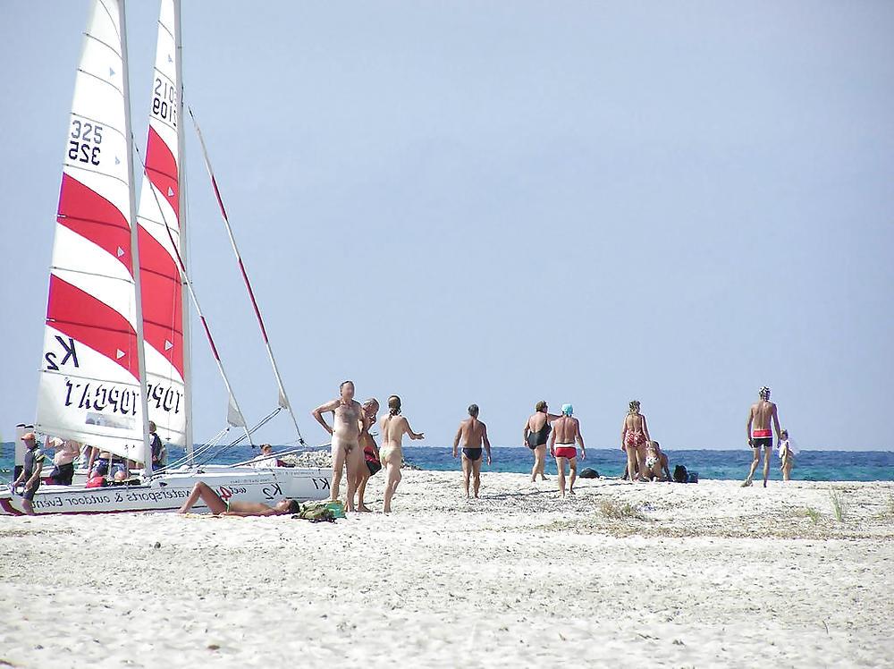 20P Nudist Beach Fun