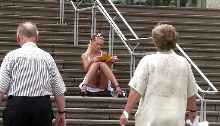 15P Upskirt No Pants 38