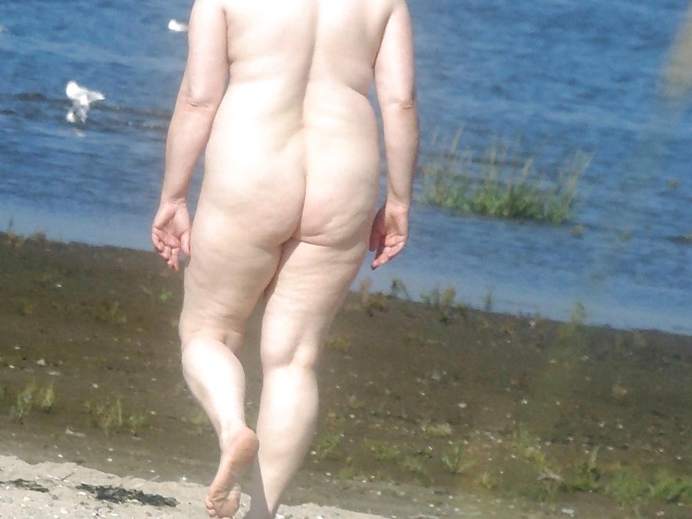 12P My whore naked on the beach yesterday