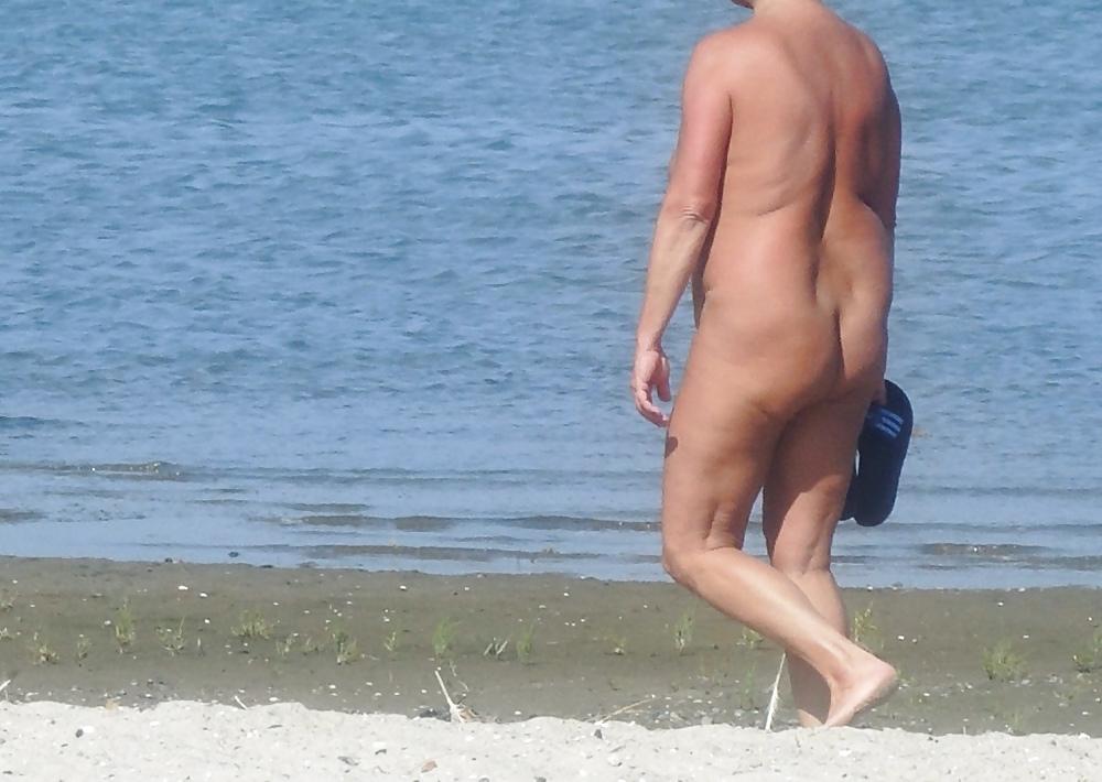 14P photos secretly naked on beach