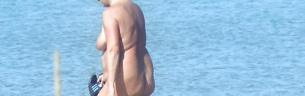 14P photos secretly naked on beach