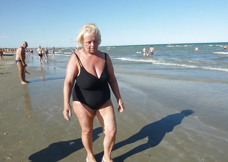 25P Oma am Strand