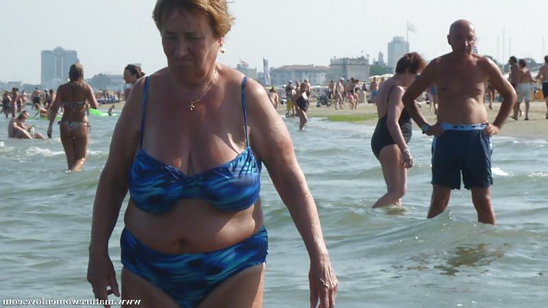 25P Oma am Strand