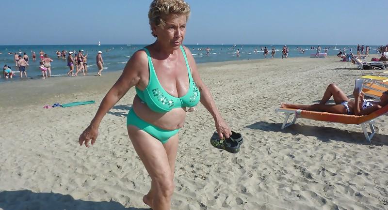 25P Oma am Strand