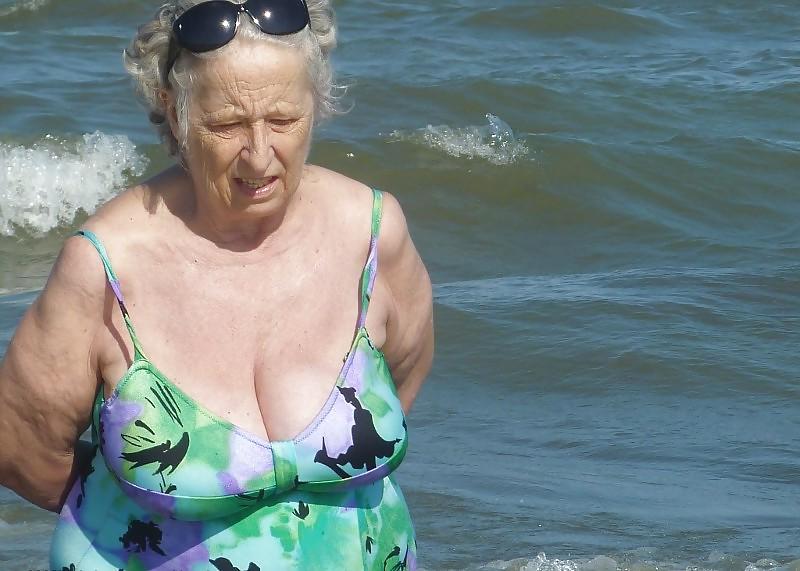 25P Oma am Strand